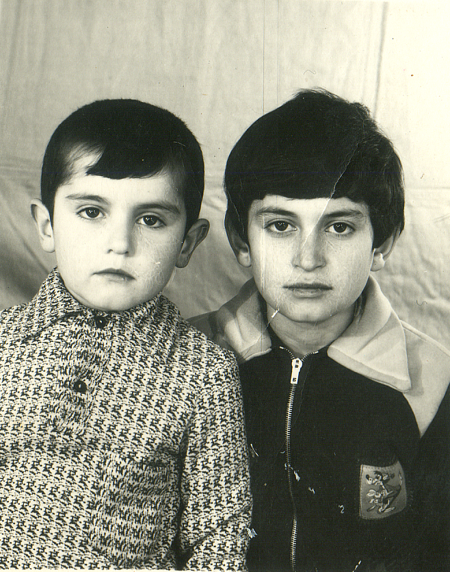 декабрь 1974 г., с. Ново-Гапцах, Ахмедагаев М. (слева), Ахмедагаев А. (старщий брат - справа).png